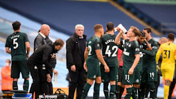 Steve Bruce, Manager of Newcastle United speaks to his team. (Photo by Michael Regan/Getty Images)