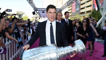 LAS VEGAS, NV - JUNE 21: Sidney Crosby of the Pittsburgh Penguins carries the Stanley Cup as he arrives at the 2017 NHL Awards at T-Mobile Arena on June 21, 2017 in Las Vegas, Nevada. (Photo by Ethan Miller/Getty Images)
