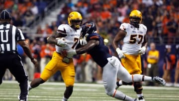 Sep 16, 2016; San Antonio, TX, USA; Arizona State Sun Devils running back Kalen Ballage (7) escapes a tackle by UTSA Roadrunners safety Michael Egwuagu (right) at Alamodome. Mandatory Credit: Soobum Im-USA TODAY Sports