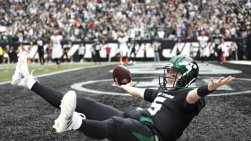 EAST RUTHERFORD, NEW JERSEY - OCTOBER 31: Mike White #5 of the New York Jets celebrates after catching the ball for a two point conversion during the fourth quarter against the Cincinnati Bengals at MetLife Stadium on October 31, 2021 in East Rutherford, New Jersey. (Photo by Sarah Stier/Getty Images)