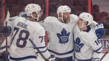 Toronto Maple Leafs cente Joe Thornton (97) celebrates with team his goal scored in the first period against the Ottawa Senators. (Marc DesRosiers/USA TODAY Sports)