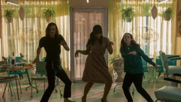 THE UMBRELLA ACADEMY (L to R) ROBERT SHEEHAN as KLAUS HARGREEVES, EMMY RAVER-LAMPMAN as ALLISON HARGREEVES and ELLEN PAGE as VANYA HARGREEVES in episode 205 of THE UMBRELLA ACADEMY Cr. CHRISTOS KALOHORIDIS/NETFLIX © 2020