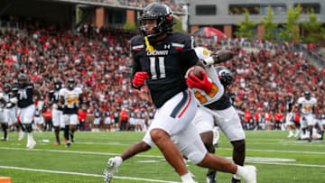 Cincinnati Bearcats tight end Leonard Taylor runs the ball in for a touchdown against the Kennesaw State Owls at Nippert Stadium. USA Today.