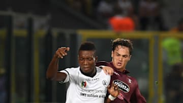 LA SPEZIA, ITALY - AUGUST 26: David Chidozie Okereke (L) of AC Spezia is challenged by Valerio Mantovani of US Salernitana during the Serie B match between AC Spezia and US Salernitana at Stadio Alberto Picco on August 26, 2016 in La Spezia, Italy. (Photo by Valerio Pennicino/Getty Images)