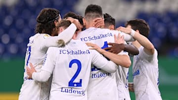 Die Schalker Jubeltraube nach dem Treffer: S04 zieht in die nächste Pokalrunde ein