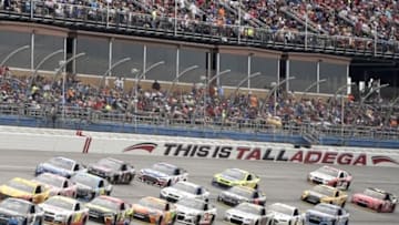 Oct 25, 2015; Talladega, AL, USA; Sprint Cup Series drivers Kevin Harvick (4) and Kasey Kahne (5) lead the pack during the Campingworld.com 500 at Talladega Superspeedway. Mandatory Credit: John David Mercer-USA TODAY Sports