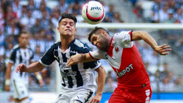 MONTERREY, MEXICO - JULY 29: Jonathan Gonzalez (L) of Monterrey fights for the ball with Juan Albin (R) of Veracruz during the 2nd round match between Monterrey and Veracruz as part of the Torneo Apertura 2017 Liga MX at BBVA Bancomer Stadium on July 29, 2017 in Monterrey, Mexico. (Photo by Alfredo Lopez/LatinContent/Getty Images)