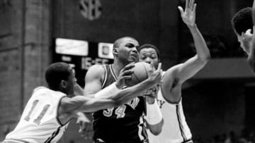 Auburn junior Charles Barkley (34) attracts the attention of Kentucky teammates