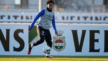 GELSENKIRCHEN, GERMANY - JANUARY 21: (BILD ZEITUNG OUT) Weston McKennie of Schalke controls the ball during the FC Schalke 04 training Session on January 21, 2020 in Gelsenkirchen, Germany. (Photo by TF-Images/Getty Images)