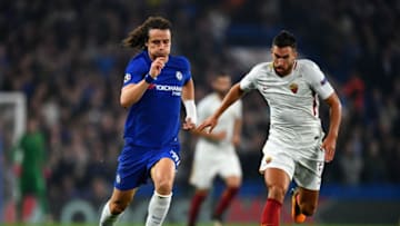 LONDON, ENGLAND - OCTOBER 18: David Luiz of Chelsea and Kevin Strootman of AS Roma battle for possession during the UEFA Champions League group C match between Chelsea FC and AS Roma at Stamford Bridge on October 18, 2017 in London, United Kingdom. (Photo by Dan Mullan/Getty Images)