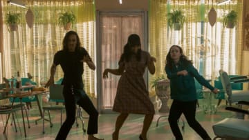 THE UMBRELLA ACADEMY (L to R) ROBERT SHEEHAN as KLAUS HARGREEVES, EMMY RAVER-LAMPMAN as ALLISON HARGREEVES and ELLEN PAGE as VANYA HARGREEVES in episode 205 of THE UMBRELLA ACADEMY Cr. CHRISTOS KALOHORIDIS/NETFLIX © 2020