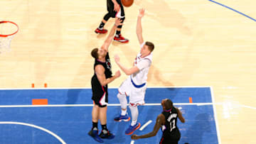 NEW YORK, NY - FEBRUARY 8: Kristaps Porzingis #6 of the New York Knicks shoots the ball against Blake Griffin #32 of the Los Angeles Clippers during the game on February 8, 2017 at Madison Square Garden in New York City, New York. Copyright 2017 NBAE (Photo by Nathaniel S. Butler/NBAE via Getty Images)