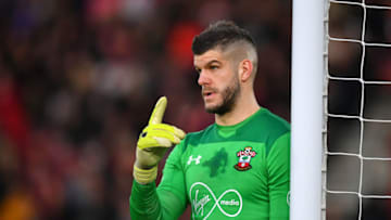 SOUTHAMPTON, ENGLAND - DECEMBER 23: Fraser Forster of Southampton gives his eam instructions during the Premier League match between Southampton and Huddersfield Town at St Mary's Stadium on December 23, 2017 in Southampton, England. (Photo by Dan Mullan/Getty Images)