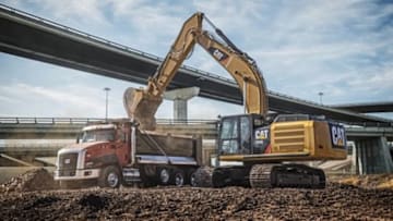 Crawling Digger In China Pushes BMW And Jeep Out Of The Way