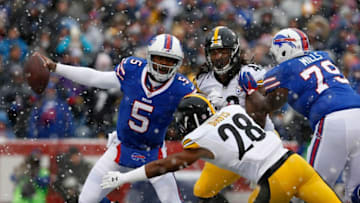 Dec 11, 2016; Orchard Park, NY, USA; Pittsburgh Steelers safety Sean Davis (28) tries to tackle Buffalo Bills quarterback Tyrod Taylor (5) at New Era Field. Mandatory Credit: Timothy T. Ludwig-USA TODAY Sports
