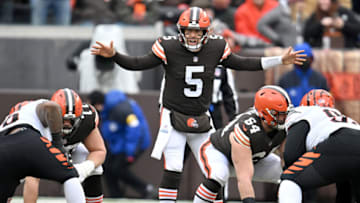 CLEVELAND, OHIO - JANUARY 09: Case Keenum #5 of the Cleveland Browns signals at the line during the first half against the Cincinnati Bengals at FirstEnergy Stadium on January 09, 2022 in Cleveland, Ohio. (Photo by Jason Miller/Getty Images)