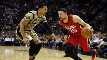 Nov 8, 2014; San Antonio, TX, USA; New Orleans Pelicans shooting guard Austin Rivers (25) drives to the basket while guarded by San Antonio Spurs shooting guard Danny Green (14) during the first half at AT&T Center. Mandatory Credit: Soobum Im-USA TODAY Sports