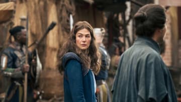 Pictured: Rosamund Pike (Moiraine Damodred)