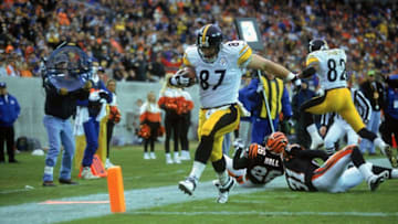 26 Nov 2000: Mark Bruener #87 of the Pittsburgh Steelers runs for a touchdown assisted by teammate Bobby Shaw #82 during the game against the Cincinnati Bengals at the Paul Brown Stadium in Cincinnati, Ohio. The Steelers defeated the Bengals 48-28. Mandatory Credit: Tom Pidgeon /Allsport