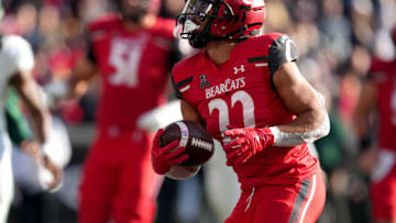 Cincinnati Bearcats running back Ryan Montgomery runs for a touchdown against Tulane Green Wave at Nippert Stadium. USA Today.