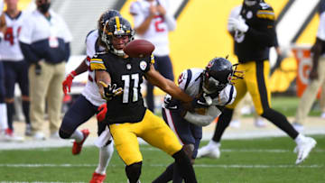 PITTSBURGH, PA - SEPTEMBER 27: Chase Claypool #11 of the Pittsburgh Steelers can't make a catch in front of Bradley Roby #21 of the Houston Texans during the third quarter at Heinz Field on September 27, 2020 in Pittsburgh, Pennsylvania. (Photo by Joe Sargent/Getty Images)