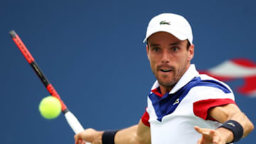 NEW YORK, NY - SEPTEMBER 02: Roberto Bautista Agut of Spain returns a shot to Juan Martin del Potro of Argentina in their third round Men's Singles match on Day Six of the 2017 US Open at the USTA Billie Jean King National Tennis Center on September 2, 2017 in the Flushing neighborhood of the Queens borough of New York City. (Photo by Clive Brunskill/Getty Images)