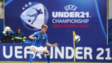 OLOMOUC, CZECH REPUBLIC - JUNE 18: Daniele Rugani of Italy controls the ball during the UEFA Under21 European Championship between Italy and Sweden at Andruv Stadium on June 18, 2015 in Olomouc, Czech Republic. (Photo by Christian Hofer/Getty Images)