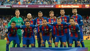 BARCELONA, SPAIN - NOVEMBER 19: The Barcelona team line up for a photo prior to kick off during the La Liga match between FC Barcelona and Malaga CF at Camp Nou stadium on November 19, 2016 in Barcelona, Spain. (Photo by Manuel Queimadelos Alonso/Getty Images)