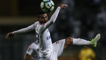 SAO PAULO, BRAZIL - JUNE 17: Thiago Maia #29 of Santos kicks the ball during the match between Santos and Ponte Preta as a part of Campeonato Brasileiro 2017 at Pacaembu Stadium on June 17, 2017 in Sao Paulo, Brazil. (Photo by Ricardo Nogueira/Getty Images)