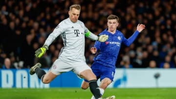 LONDON, ENGLAND - FEBRUARY 25: (BILD ZEITUNG OUT) goalkeeper Manuel Neuer of FC Bayern Muenchen and Mason Mount of Chelsea FC battle for the ball during the UEFA Champions League round of 16 first leg match between Chelsea FC and FC Bayern Muenchen at Stamford Bridge on February 25, 2020 in London, United Kingdom. (Photo by Roland Krivec/DeFodi Images via Getty Images)