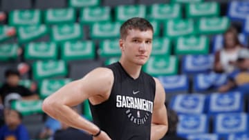 SACRAMENTO, CA - MARCH 31: Bogdan Bogdanovic #8 of the Sacramento Kings warms up against the Golden State Warriors on March 31, 2018 at Golden 1 Center in Sacramento, California. NOTE TO USER: User expressly acknowledges and agrees that, by downloading and or using this photograph, User is consenting to the terms and conditions of the Getty Images Agreement. Mandatory Copyright Notice: Copyright 2018 NBAE (Photo by Rocky Widner/NBAE via Getty Images)