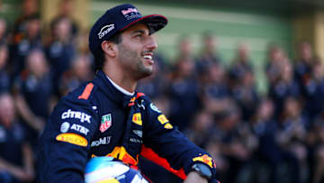 ABU DHABI, UNITED ARAB EMIRATES - NOVEMBER 26: Daniel Ricciardo of Australia and Red Bull Racing smiles at the Red Bull Racing team photo before the Abu Dhabi Formula One Grand Prix at Yas Marina Circuit on November 26, 2017 in Abu Dhabi, United Arab Emirates. (Photo by Dan Istitene/Getty Images)