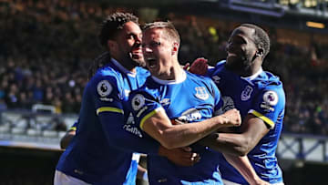 LIVERPOOL, ENGLAND - APRIL 15: Phil Jagielka of Everton celebrates scoring the first goal to make the score 1-0 with his team-mates during the Premier League match between Everton and Burnley at Goodison Park on April 15, 2017 in Liverpool, England. (Photo by Chris Brunskill Ltd/Getty Images)
