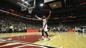 Luol Deng finds Dwyane Wade for a big dunk. Mandatory Credit: Jamie Rhodes-USA TODAY Sports