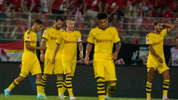 BERLIN, GERMANY - AUGUST 31: Mats Hummels, Marco Reus and Mahmoud Dahoud of Borussia Dortmund looks dejected during the Bundesliga match between 1. FC Union Berlin and Borussia Dortmund at the Stadion An der Alten Försterei on August 31, 2019 in Berlin, Germany. (Photo by Alexandre Simoes/Borussia Dortmund via Getty Images)