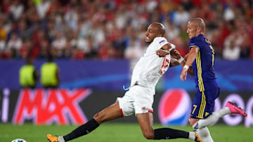 SEVILLE, SPAIN - SEPTEMBER 26: Steven N'Zonzi of Sevilla FC (L) competes with Valon Ahmedi of NK Maribor (R) during the UEFA Champions League match between Sevilla FC and NK Maribor at Estadio Ramon Sanchez Pizjuan on September 26, 2017 in Seville, Spain. (Photo by Aitor Alcalde/Getty Images)