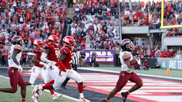 LOUISVILLE, KY - SEPTEMBER 29: Nyqwan Murray #8 of the Florida State Seminoles runs for a 58-yard touchdown after catching a pass in the fourth quarter of the game against the Louisville Cardinals at Cardinal Stadium on September 29, 2018 in Louisville, Kentucky. Florida State came from behind to win 28-24. (Photo by Joe Robbins/Getty Images)