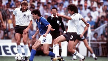 Paolo Rossi im WM-Finale 1982. Hier wird er von Wolfgang Dremmler und Paul Breitner umzingelt