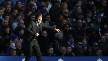 LONDON, ENGLAND - DECEMBER 11: Antonio Conte, Manager of Chelsea gestures during the Premier League match between Chelsea and West Bromwich Albion at Stamford Bridge on December 11, 2016 in London, England. (Photo by Julian Finney/Getty Images)