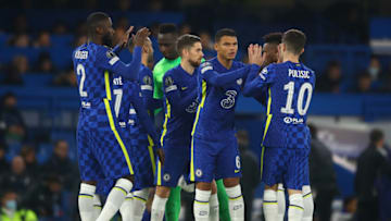 LONDON, ENGLAND - NOVEMBER 23: Thiago Silva of Chelsea shakes hands with his team-mates ahead of the UEFA Champions League group H match between Chelsea FC and Juventus at Stamford Bridge on November 23, 2021 in London, England. (Photo by Chris Brunskill/Fantasista/Getty Images)