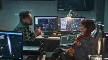 DON'T LOOK UP (L to R) LEONARDO DICAPRIO as DR. RANDALL MINDY, JENNIFER LAWRENCE as KATE DIBIASKY. Cr. NIKO TAVERNISE/NETFLIX © 2021