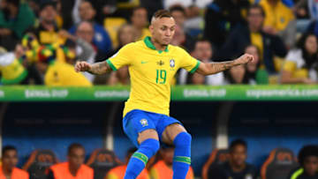 RIO DE JANEIRO, BRAZIL - JULY 07: Everton of Brazil controls the ball during the Copa America Brazil 2019 Final match between Brazil and Peru at Maracana Stadium on July 07, 2019 in Rio de Janeiro, Brazil. (Photo by Pedro Vilela/Getty Images)