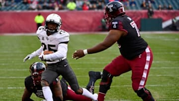 PHILADELPHIA, PA - NOVEMBER 18: Kyle Gibson #25 of the UCF Knights is pursued by Jovahn Fair #70 (R) of the Temple Owls during the second quarter at Lincoln Financial Field on November 18, 2017 in Philadelphia, Pennsylvania. UCF defeated Temple 45-19. (Photo by Corey Perrine/Getty Images)