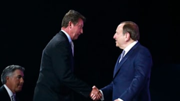 VANCOUVER, BRITISH COLUMBIA - JUNE 21: Former NHL player Wayne Gretzky of the Edmonton Oilers is welcomed by NHL Commissioner Gary Bettman during the first round of the 2019 NHL Draft at Rogers Arena on June 21, 2019 in Vancouver, Canada. (Photo by Jeff Vinnick/NHLI via Getty Images)