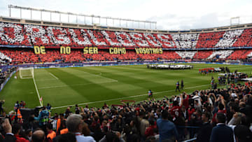 MADRID, SPAIN - MAY 10: The teams line up for the fianl time in Vicente Calderon Stadium prior to the UEFA Champions League Semi Final second leg match between Club Atletico de Madrid and Real Madrid CF at Vicente Calderon Stadium on May 10, 2017 in Madrid, Spain. (Photo by Laurence Griffiths/Getty Images)