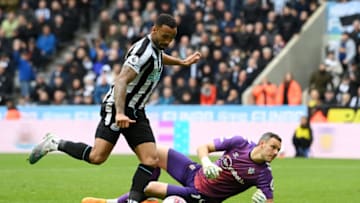 NEWCASTLE UPON TYNE, ENGLAND - APRIL 30: Callum Wilson of Newcastle United takes the ball around Alex McCarthy of Southampton and scores the team's third goal during the Premier League match between Newcastle United and Southampton FC at St. James Park on April 30, 2023 in Newcastle upon Tyne, England. (Photo by Stu Forster/Getty Images)