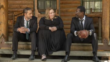 THIS IS US -- “Us” Episode 618 -- Pictured: (l-r) Justin Hartley as Kevin, Chrissy Metz as Kate, Sterling K. Brown as Randall -- (Photo by: Ron Batzdorff/NBC)