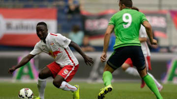 SALZBURG, AUSTRIA - JULY 11: Naby Keita (L) of Salzburg and Jay Rodriguez (R) of Southampton fight for the ball during the pre-season match for the 3rd place between FC Red Bull Salzburg and Southampton FC as part of the Audi Quattro Cup 2015 at Red Bull Arena on July 11, 2015 in Salzburg, Austria. (Photo by Johannes Simon/Getty Images)