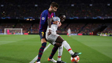 BARCELONA, SPAIN - MAY 01: Gerard Pique of Barcelona battles for possession with Sadio Mane of Liverpool during the UEFA Champions League Semi Final first leg match between Barcelona and Liverpool at the Nou Camp on May 01, 2019 in Barcelona, Spain. (Photo by Catherine Ivill/Getty Images)