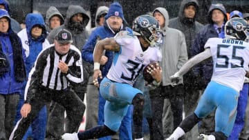 EAST RUTHERFORD, NJ - DECEMBER 16: Kevin Byard #31 of the Tennessee Titans returns an interception during the second half against the New York Giants at MetLife Stadium on December 16, 2018 in East Rutherford, New Jersey. (Photo by Steven Ryan/Getty Images)